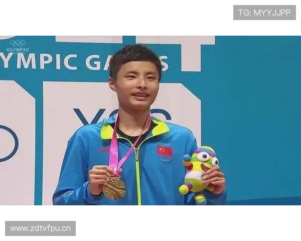 石宇奇训练完直接拎包去高定秀场，这反差谁懂啊